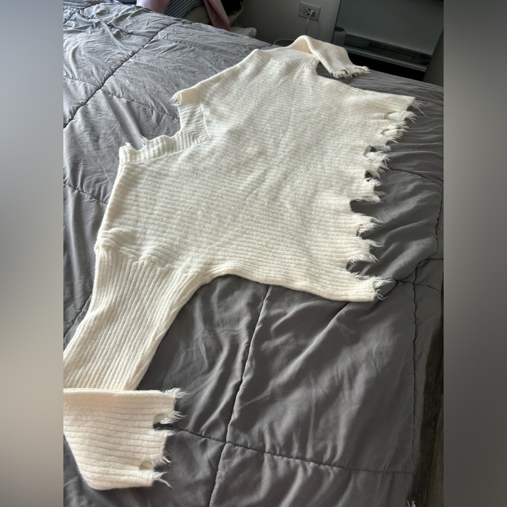 Women’s sweater, cream sz: medium , this top is even more beautiful in person !